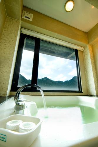 大湖郷にあるSchokolake Country Houseの窓付きのバスルーム(洗面台付)