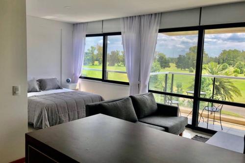 1 dormitorio con cama y ventana grande en Residencias de Pilar en Fátima