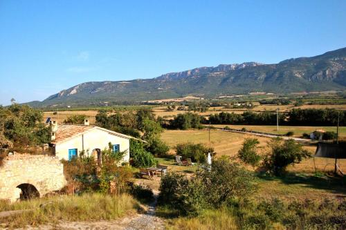 Genel bir dağ manzarası veya tatil evinden çekilmiş bir dağ manzarası