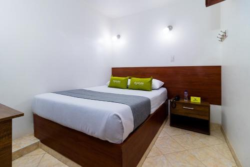 Una cama o camas en una habitación de Ayenda 1069 Alfay