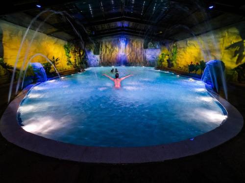 布罗塔斯Brotas Eco Hotel Fazenda的一大堆水,里面的人