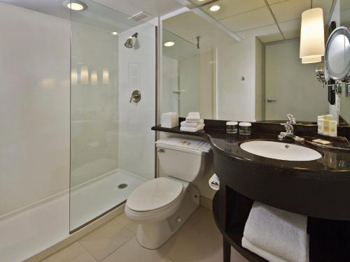 Ванная комната в Crowne Plaza Suffern-Mahwah, an IHG Hotel