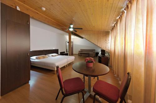 日內瓦的住宿－卡勒威酒店，卧室配有一张床和一张桌子及椅子