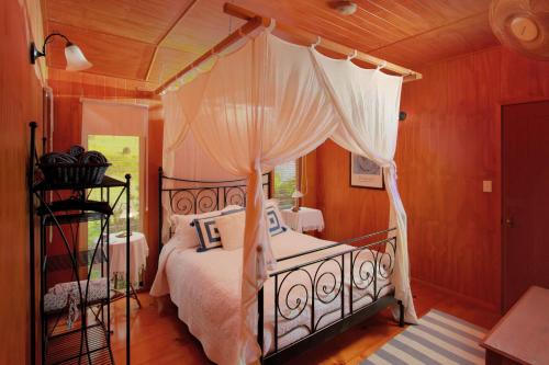 A bed or beds in a room at Worendo Cottages