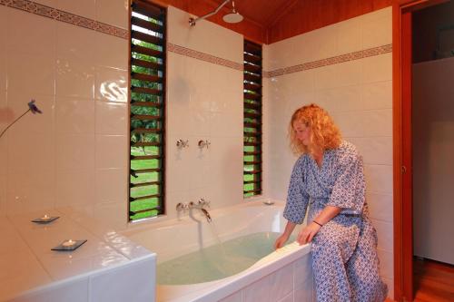 A bathroom at Worendo Cottages