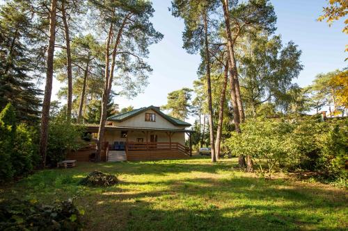 a house in the woods with a yard at Dom w lesie in Łask