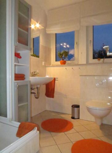 un baño con lavabo e inodoro en FeWo Blickweite, en Hessisch Oldendorf