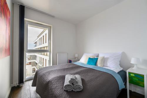 En eller flere senge i et værelse på Centre Point Ilumino by LovŁódźApartments