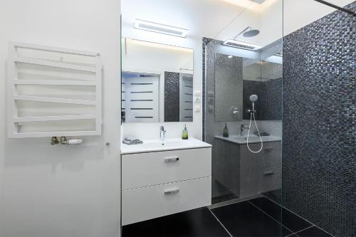 Et badeværelse på Centre Point Ilumino by LovŁódźApartments