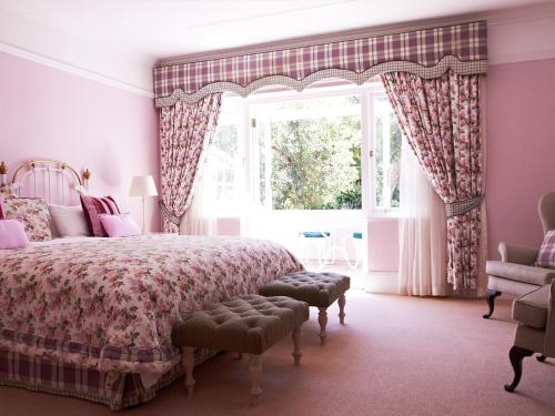 Llit o llits en una habitació de Parkes Manor