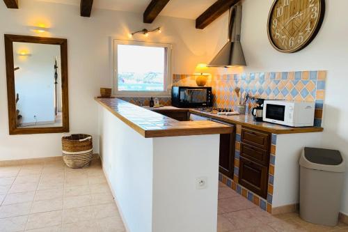 Кухня або міні-кухня у Location adorable villa 2 chambres les pieds dans l'eau Bonifacio