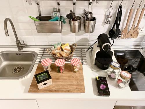 Кухня или мини-кухня в Repubblica One Room Apartment
