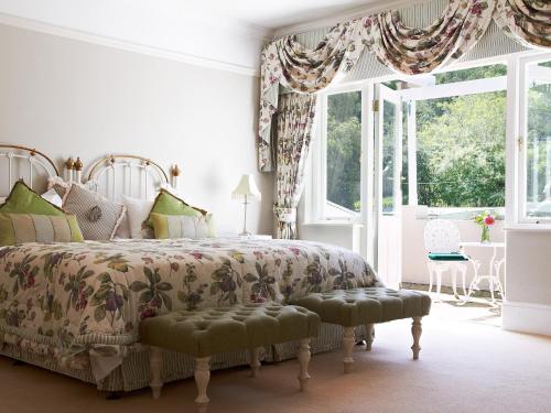 Кровать или кровати в номере Parkes Manor
