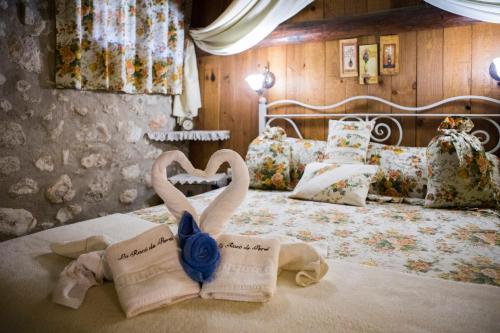 a bedroom with two towels in the shape of a heart at Lo Racó de Peret in Camarles