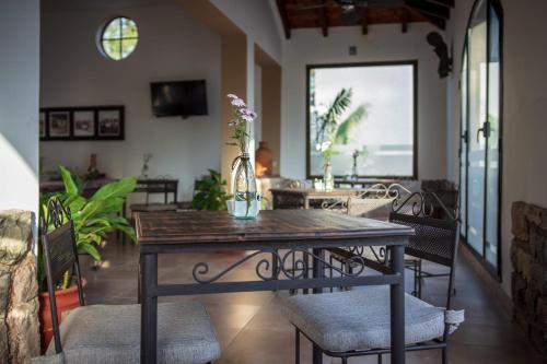 Un comedor con mesa y sillas de madera. en Hotel del Ingenio, en Libertador General San Martín