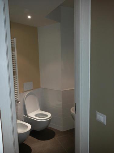 łazienka z toaletą i umywalką w obiekcie Goldoni77 w Mediolanie