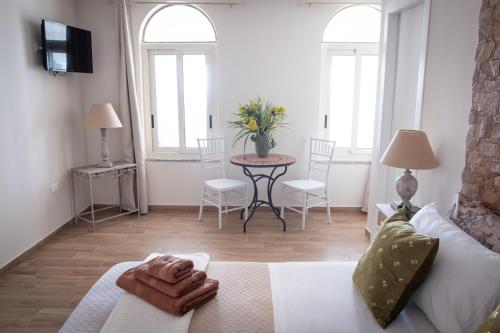 a room with a bed and a table with chairs at Eneide in Palmi