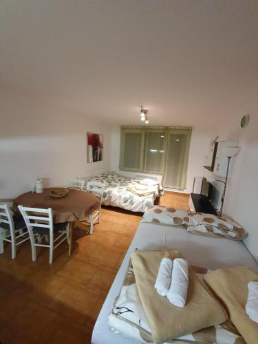 Habitación con 2 camas, mesa y sillas en Apartma TM Bovec, en Bovec