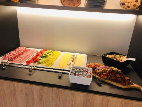 Makanan di atau berdekatan apartmen