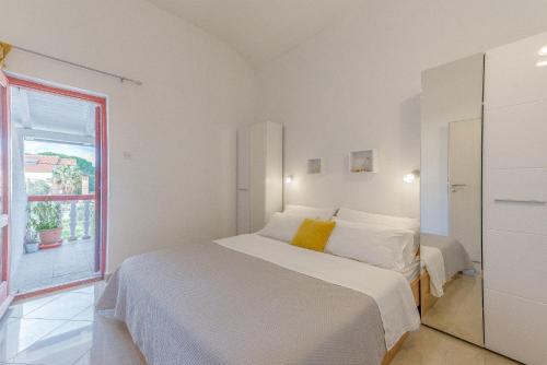 Postel nebo postele na pokoji v ubytování Apartments Maria Kukljica