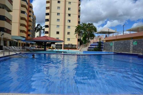 une grande piscine en face de certains bâtiments dans l'établissement Parque das Águas Quentes, à Caldas Novas