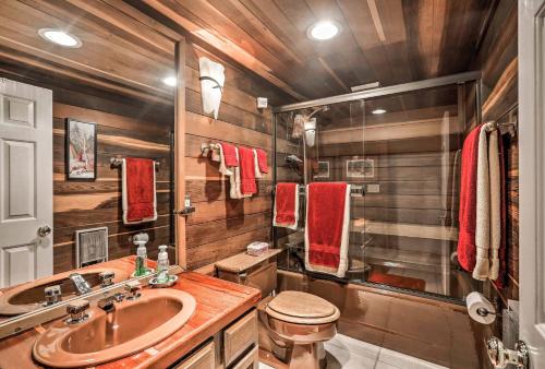 Kúpeľňa v ubytovaní Luxe Lake Tahoe Vacation Rental with Hot Tub and Sauna