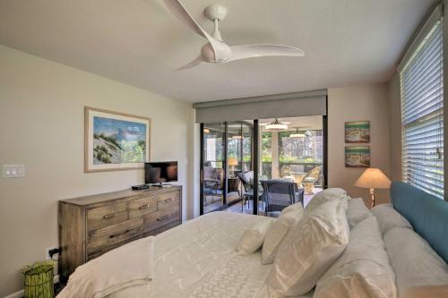 Postel nebo postele na pokoji v ubytování Bonita Springs Condo 4 Mi to Beach Private Patio!