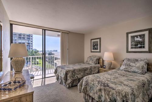 Una habitación de hotel con dos camas y balcón. en Sunny Getaway Community Amenities, Walk to Beach!, en Marco Island