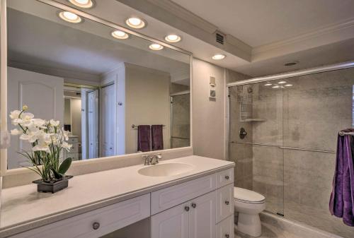 Un baño con lavabo, inodoro y espejo. en Sunny Getaway Community Amenities, Walk to Beach!, en Marco Island
