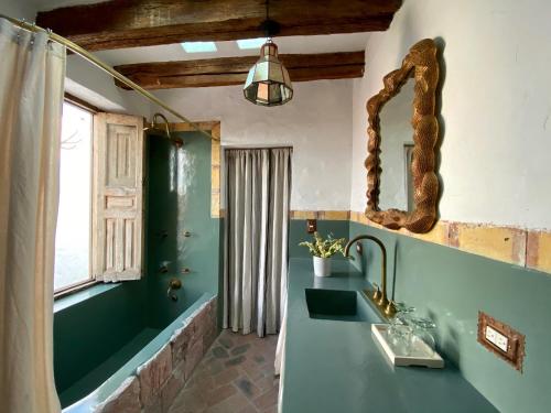 La salle de bains est pourvue d'un lavabo, d'une baignoire et d'une fenêtre. dans l'établissement Mesón Hidalgo, à San Miguel de Allende