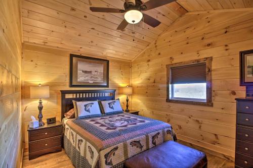 - une chambre avec un lit dans une cabane en rondins dans l'établissement Valley View Cabin Near Branson and Table Rock Lake, à Omaha