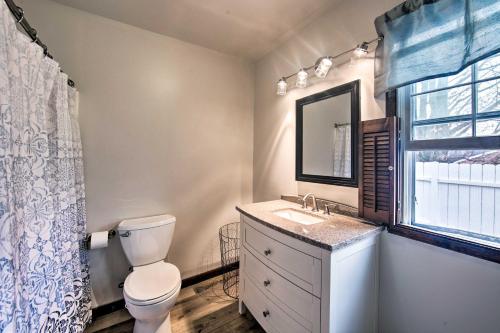 ein Badezimmer mit Toilette und Waschbecken und einem Fenster in der Unterkunft Cozy Apartment with Patio 5 mi to Hershey Park! in Hummelstown