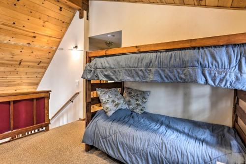 - une chambre avec 2 lits superposés dans une maison dans l'établissement Truckee Winter Escape 6 Mi to Ski Slopes!, à Truckee