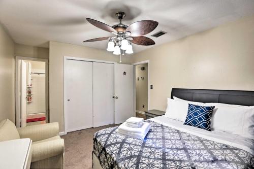 1 dormitorio con 1 cama y ventilador de techo en Quaint Tallahassee Home with Patio Less Than 3 Mi to FSU!, en Tallahassee