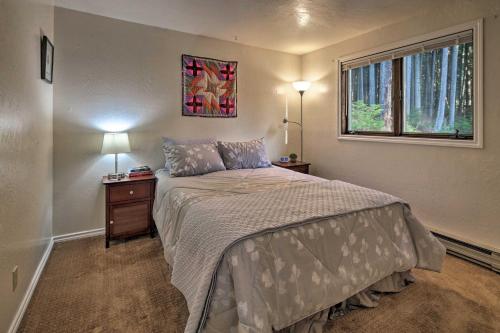 A bed or beds in a room at Cozy Retreat with Fire Pit - Near Mendenhall Glacier