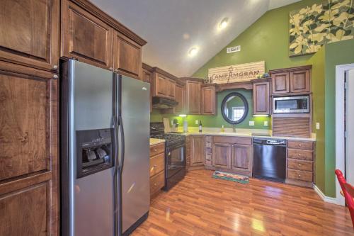 Η κουζίνα ή μικρή κουζίνα στο Riverfront Arkansas Retreat Near Fishing and Hiking!