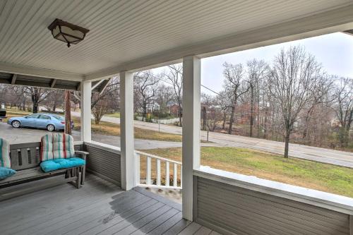 Μπαλκόνι ή βεράντα στο Riverfront Arkansas Retreat Near Fishing and Hiking!