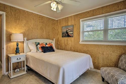una camera con letto e finestra di Waterfront Foley Area Home - 15 Mi to Gulf! a Elberta