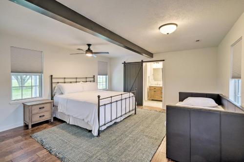 Un dormitorio con una cama grande y una ventana en Pet-Friendly Schulenburg Farmhouse with Pool!, en Schulenburg