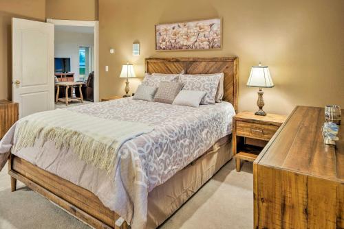 um quarto com uma cama grande e uma mesa em Ketchikan Home Bay Views, half Mi to Hiking Trails em Ketchikan