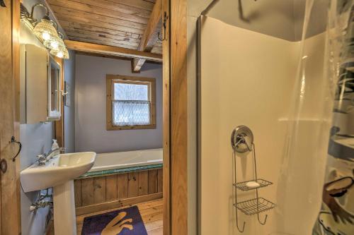 Ένα μπάνιο στο Upscale Montgomery Cabin, Near Jay Peak Resort!