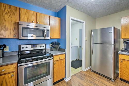 Una cocina o cocineta en Lafayette House - 7 Mi to Purdue and Downtown!