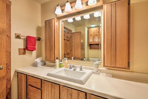 Un baño con lavabo y un espejo grande. en 7-Acre Working Farm Near Lake Geneva Pets Welcome, en Burlington