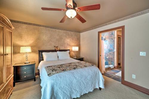 Llit o llits en una habitació de Cozy and Convenient Red Lodge Home Less Than 8 Mi to Slopes!