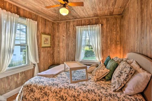 um quarto com uma cama e uma ventoinha de tecto em Cottage with Private Pool - Walk to Lake Wales! em Lake Wales