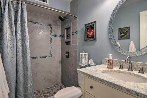 ein Bad mit einer Dusche, einem Waschbecken und einem Spiegel in der Unterkunft Bayfront Ocean City Condo - Steps to Beach! in Ocean City