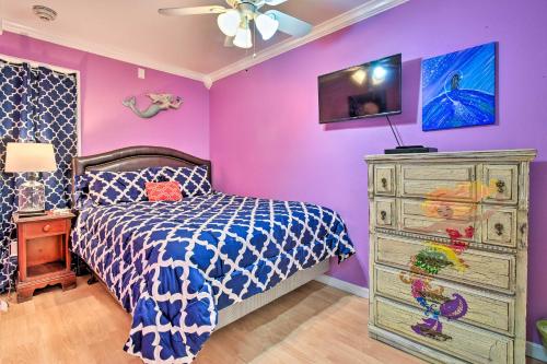 מיטה או מיטות בחדר ב-Corpus Christi Beachfront Condo with Pool Access!