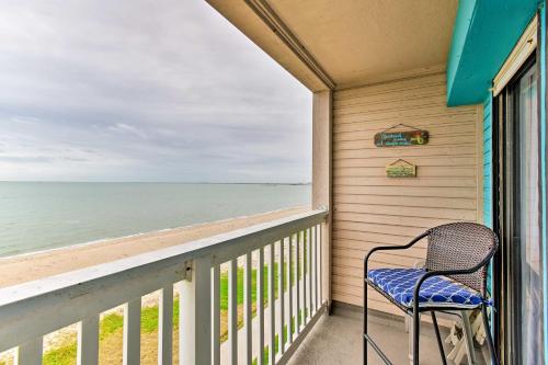 Balkón nebo terasa v ubytování Corpus Christi Beachfront Condo with Pool Access!