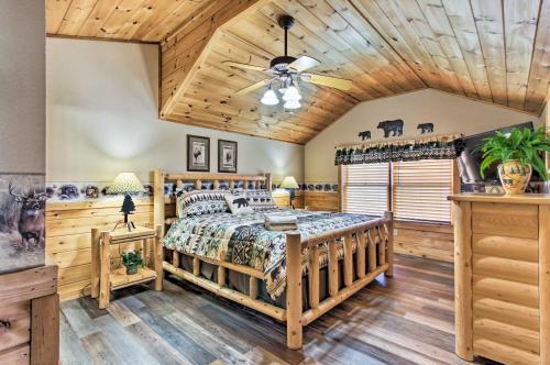 Ένα ή περισσότερα κρεβάτια σε δωμάτιο στο Gatlinburg Mountain Cabin with Grill and Pool Table!
