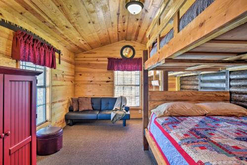 Afbeelding uit fotogalerij van Arkansas Log Cabin Rental Near Lake Greeson! in Mount Moriah